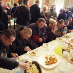 24.12.2016 Kielce. Wigilia dla ubogich, bezdomnych i samotnych w Wojewódzkim Domu Kultury. / Jarosław Kubalski / Radio Kielce