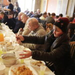 24.12.2016 Kielce. Wigilia dla ubogich, bezdomnych i samotnych w Wojewódzkim Domu Kultury. / Jarosław Kubalski / Radio Kielce