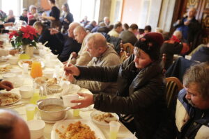 24.12.2016 Kielce. Wigilia dla ubogich, bezdomnych i samotnych w Wojewódzkim Domu Kultury. / Jarosław Kubalski / Radio Kielce