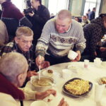 24.12.2016 Kielce. Wigilia dla ubogich, bezdomnych i samotnych w Wojewódzkim Domu Kultury. / Jarosław Kubalski / Radio Kielce