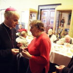 24.12.2016 Kielce. Wigilia dla ubogich, bezdomnych i samotnych w Wojewódzkim Domu Kultury. / Jarosław Kubalski / Radio Kielce