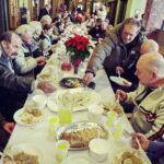 24.12.2016 Kielce. Wigilia dla ubogich, bezdomnych i samotnych w Wojewódzkim Domu Kultury. / Jarosław Kubalski / Radio Kielce