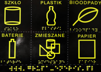 14.12.2016 Kielce. Naklejki na kosze na śmieci. / Radio Kielce