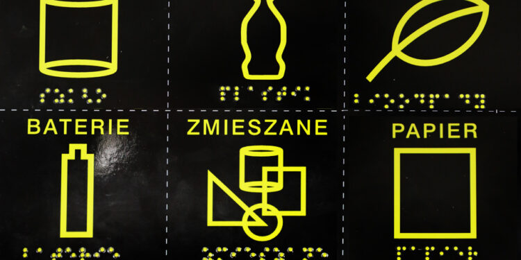 14.12.2016 Kielce. Naklejki na kosze na śmieci. / Radio Kielce