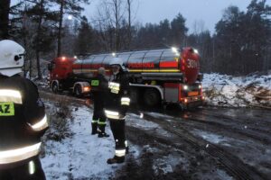 01.12.2016. Pożar używanej odzieży przy ul. Elaboracja w Wąchocku / Tomasz Piwko / Radio Kielce