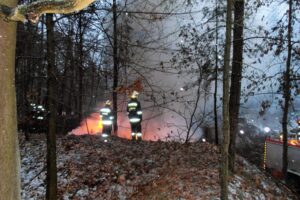 01.12.2016. Pożar używanej odzieży przy ul. Elaboracja w Wąchocku / Tomasz Piwko / Radio Kielce