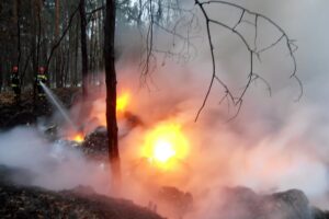 01.12.2016. Pożar używanej odzieży przy ul. Elaboracja w Wąchocku / Tomasz Piwko / Radio Kielce