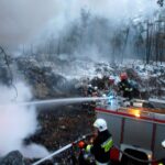 01.12.2016. Pożar używanej odzieży przy ul. Elaboracja w Wąchocku / Tomasz Piwko / Radio Kielce