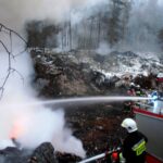 01.12.2016. Pożar używanej odzieży przy ul. Elaboracja w Wąchocku / Tomasz Piwko / Radio Kielce