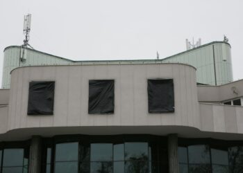 29.11.2016. Na budynku KCK zawisły zdjęcia wyróżnione w Ogólnopolskim Konkursie Fotograficznym "Życie jest piękne" / Wojciech Habdas / Radio Kielce