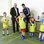 3.12.2016 Kielce. Turniej Grudniowy 2016 w SP nr 1. Honorowym gościem był Jan Domarski, reprezentant Polski, uczestnik i zdobywca trzeciego miejsca podczas mistrzostw świata w Niemczech w 1974. / Wojciech Habdas / Radio Kielce