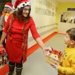 06.12.2016 Kielce. Święty Mikołaj odwiedził małych pacjentów w Świętokrzyskim Centrum Pediatrii / Wojciech Habdas / Radio Kielce