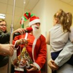 06.12.2016 Kielce. Święty Mikołaj odwiedził małych pacjentów w Świętokrzyskim Centrum Pediatrii / Wojciech Habdas / Radio Kielce