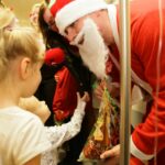 06.12.2016 Kielce. Święty Mikołaj odwiedził małych pacjentów w Świętokrzyskim Centrum Pediatrii / Wojciech Habdas / Radio Kielce