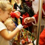 06.12.2016 Kielce. Święty Mikołaj odwiedził małych pacjentów w Świętokrzyskim Centrum Pediatrii / Wojciech Habdas / Radio Kielce