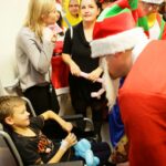 06.12.2016 Kielce. Święty Mikołaj odwiedził małych pacjentów w Świętokrzyskim Centrum Pediatrii / Wojciech Habdas / Radio Kielce