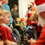 06.12.2016 Kielce. Święty Mikołaj odwiedził małych pacjentów w Świętokrzyskim Centrum Pediatrii / Wojciech Habdas / Radio Kielce