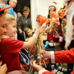 06.12.2016 Kielce. Święty Mikołaj odwiedził małych pacjentów w Świętokrzyskim Centrum Pediatrii / Wojciech Habdas / Radio Kielce