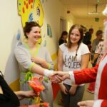 06.12.2016 Kielce. Święty Mikołaj odwiedził małych pacjentów w Świętokrzyskim Centrum Pediatrii / Wojciech Habdas / Radio Kielce