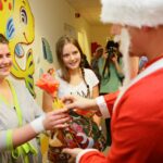 06.12.2016 Kielce. Święty Mikołaj odwiedził małych pacjentów w Świętokrzyskim Centrum Pediatrii / Wojciech Habdas / Radio Kielce