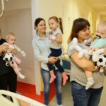 06.12.2016 Kielce. Święty Mikołaj odwiedził małych pacjentów w Świętokrzyskim Centrum Pediatrii / Wojciech Habdas / Radio Kielce