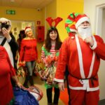 06.12.2016 Kielce. Święty Mikołaj odwiedził małych pacjentów w Świętokrzyskim Centrum Pediatrii / Wojciech Habdas / Radio Kielce