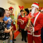 06.12.2016 Kielce. Święty Mikołaj odwiedził małych pacjentów w Świętokrzyskim Centrum Pediatrii / Wojciech Habdas / Radio Kielce