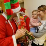 06.12.2016 Kielce. Święty Mikołaj odwiedził małych pacjentów w Świętokrzyskim Centrum Pediatrii / Wojciech Habdas / Radio Kielce