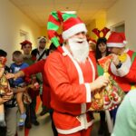 06.12.2016 Kielce. Święty Mikołaj odwiedził małych pacjentów w Świętokrzyskim Centrum Pediatrii / Wojciech Habdas / Radio Kielce
