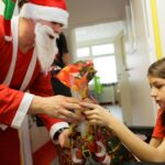 06.12.2016 Kielce. Święty Mikołaj odwiedził małych pacjentów w Świętokrzyskim Centrum Pediatrii / Wojciech Habdas / Radio Kielce