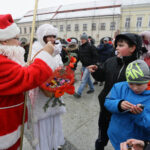 6.12.2016 Kielce. Choinka na Rynku rozbłysnęła tysiącem światełek. / Wojciech Habdas / Radio Kielce