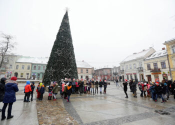 6.12.2016 Kielce. Choinka na Rynku rozbłysnęła tysiącem światełek. / Wojciech Habdas / Radio Kielce