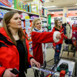 8.12.2016 Kielce. Radio Kielce i TVP3 Kielce włączyły się w akcję "Szlachetna Paczka" / Wojciech Habdas / Radio Kielce