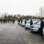 9.2.2016 Kielce. Policjanci otrzymali nowe radiowozy. Uroczystość odbyła się na terenie Wydziału Ruchu Drogowego. Komendy Miejskiej Policji przy ul. Kusocińskiego. / Wojciech Habdas / Radio Kielce