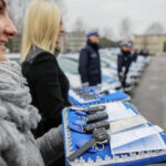 9.2.2016 Kielce. Policjanci otrzymali nowe radiowozy. Uroczystość odbyła się na terenie Wydziału Ruchu Drogowego. Komendy Miejskiej Policji przy ul. Kusocińskiego. / Wojciech Habdas / Radio Kielce