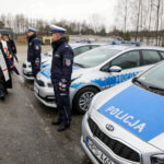 9.2.2016 Kielce. Policjanci otrzymali nowe radiowozy. Uroczystość odbyła się na terenie Wydziału Ruchu Drogowego. Komendy Miejskiej Policji przy ul. Kusocińskiego. / Wojciech Habdas / Radio Kielce