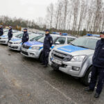 9.2.2016 Kielce. Policjanci otrzymali nowe radiowozy. Uroczystość odbyła się na terenie Wydziału Ruchu Drogowego. Komendy Miejskiej Policji przy ul. Kusocińskiego. / Wojciech Habdas / Radio Kielce