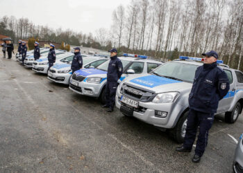 9.2.2016 Kielce. Policjanci otrzymali nowe radiowozy. Uroczystość odbyła się na terenie Wydziału Ruchu Drogowego. Komendy Miejskiej Policji przy ul. Kusocińskiego. / Wojciech Habdas / Radio Kielce