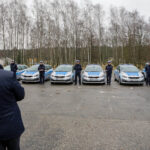 9.2.2016 Kielce. Policjanci otrzymali nowe radiowozy. Uroczystość odbyła się na terenie Wydziału Ruchu Drogowego. Komendy Miejskiej Policji przy ul. Kusocińskiego. / Wojciech Habdas / Radio Kielce