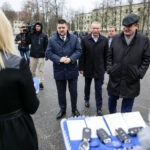 9.2.2016 Kielce. Policjanci otrzymali nowe radiowozy. Uroczystość odbyła się na terenie Wydziału Ruchu Drogowego. Komendy Miejskiej Policji przy ul. Kusocińskiego. / Wojciech Habdas / Radio Kielce