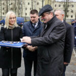 9.2.2016 Kielce. Policjanci otrzymali nowe radiowozy. Uroczystość odbyła się na terenie Wydziału Ruchu Drogowego. Komendy Miejskiej Policji przy ul. Kusocińskiego. / Wojciech Habdas / Radio Kielce