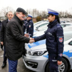 9.2.2016 Kielce. Policjanci otrzymali nowe radiowozy. Uroczystość odbyła się na terenie Wydziału Ruchu Drogowego. Komendy Miejskiej Policji przy ul. Kusocińskiego. / Wojciech Habdas / Radio Kielce