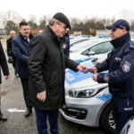9.2.2016 Kielce. Policjanci otrzymali nowe radiowozy. Uroczystość odbyła się na terenie Wydziału Ruchu Drogowego. Komendy Miejskiej Policji przy ul. Kusocińskiego. / Wojciech Habdas / Radio Kielce