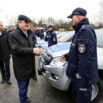 9.2.2016 Kielce. Policjanci otrzymali nowe radiowozy. Uroczystość odbyła się na terenie Wydziału Ruchu Drogowego. Komendy Miejskiej Policji przy ul. Kusocińskiego. / Wojciech Habdas / Radio Kielce