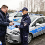 9.2.2016 Kielce. Policjanci otrzymali nowe radiowozy. Uroczystość odbyła się na terenie Wydziału Ruchu Drogowego. Komendy Miejskiej Policji przy ul. Kusocińskiego. / Wojciech Habdas / Radio Kielce