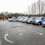 9.2.2016 Kielce. Policjanci otrzymali nowe radiowozy. Uroczystość odbyła się na terenie Wydziału Ruchu Drogowego. Komendy Miejskiej Policji przy ul. Kusocińskiego. / Wojciech Habdas / Radio Kielce