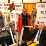 13.12.2016 Kielce. Finał drugiego dnia akcji "Choinka pod choinkę"!. W studiu Marek Bronkowski, burmistrz Sandomierza i młodzież z Siemachy. / Wojciech Habdas / Radio Kielce