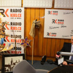 13.12.2016 Kielce. Finał drugiego dnia akcji "Choinka pod choinkę"!. W studiu Marek Bronkowski, burmistrz Sandomierza i młodzież z Siemachy. / Wojciech Habdas / Radio Kielce