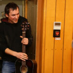 13.12.2016 Kielce. Finał drugiego dnia akcji "Choinka pod choinkę"!. W studiu Marek Bronkowski, burmistrz Sandomierza i młodzież z Siemachy. / Wojciech Habdas / Radio Kielce