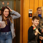 13.12.2016 Kielce. Finał drugiego dnia akcji "Choinka pod choinkę"!. W studiu Marek Bronkowski, burmistrz Sandomierza i młodzież z Siemachy. / Wojciech Habdas / Radio Kielce